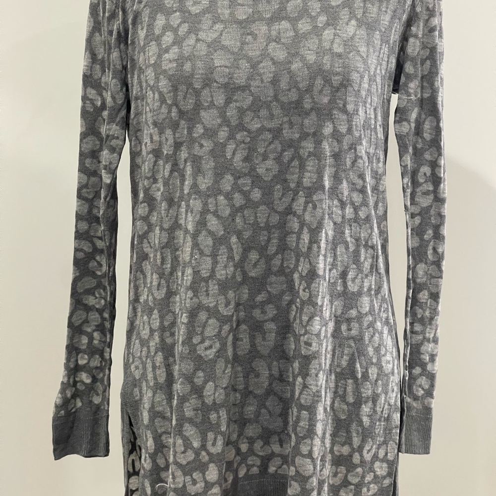 New York & Company M Gray Animal Print Sheath Long‎ Sleeve Top 185